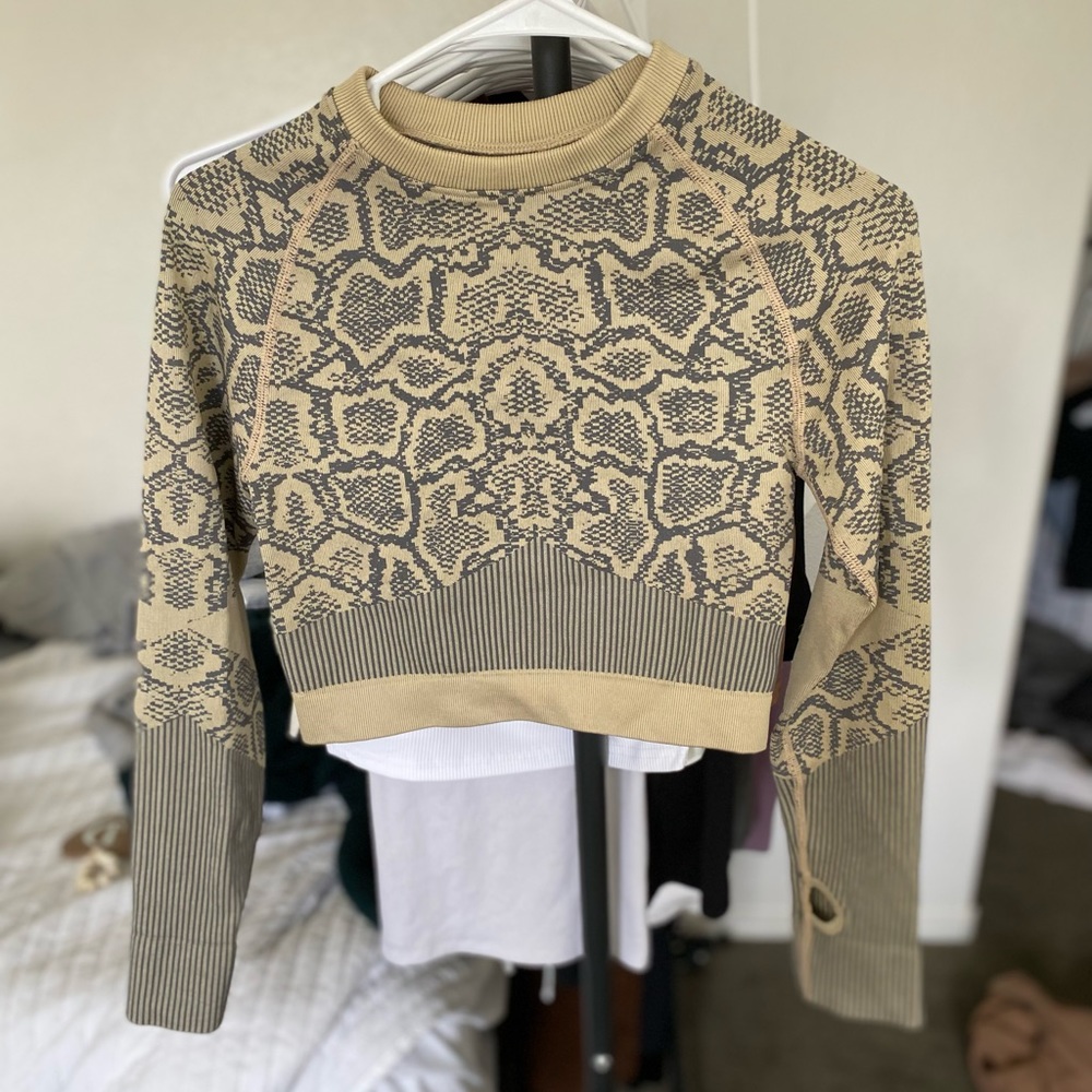 Super cute long sleeve workout top NEED SOLD TODAY